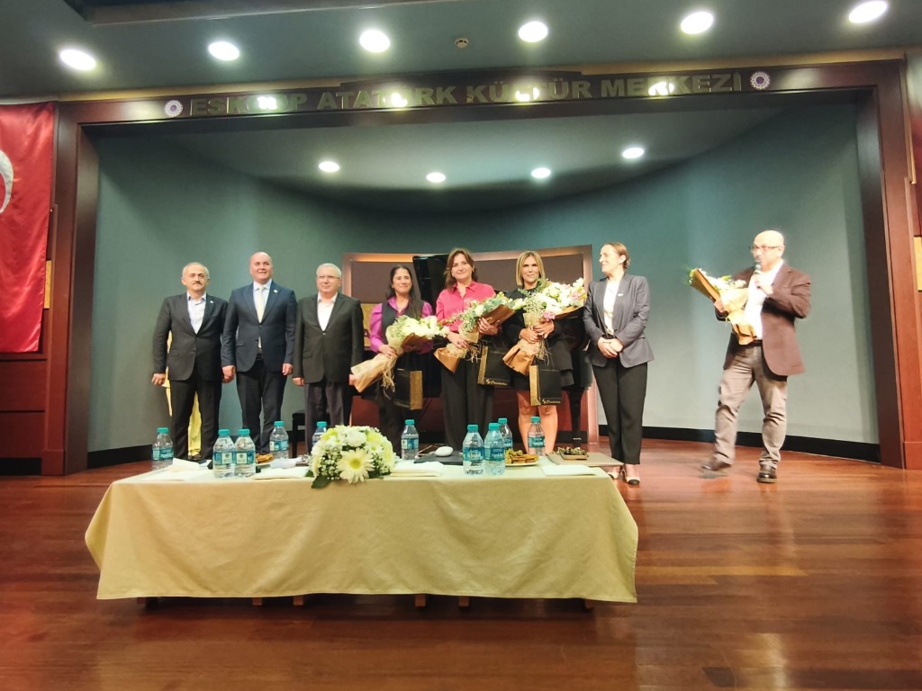 Cumhuriyet Kadınları Etkinliği Çiçek Takdimi