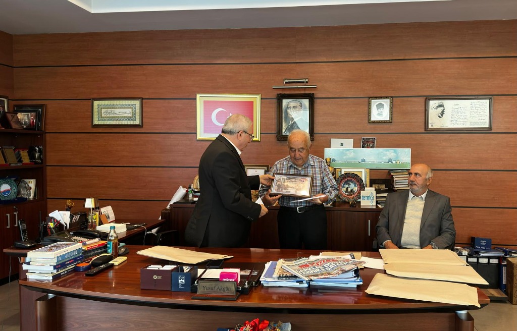 Paris Midest Fuarı Sanayicilerimize Plaket Takdimi